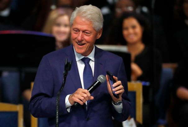 Bill Clinton Pays Tribute at Aretha Franklin’s Funeral With Smartphone